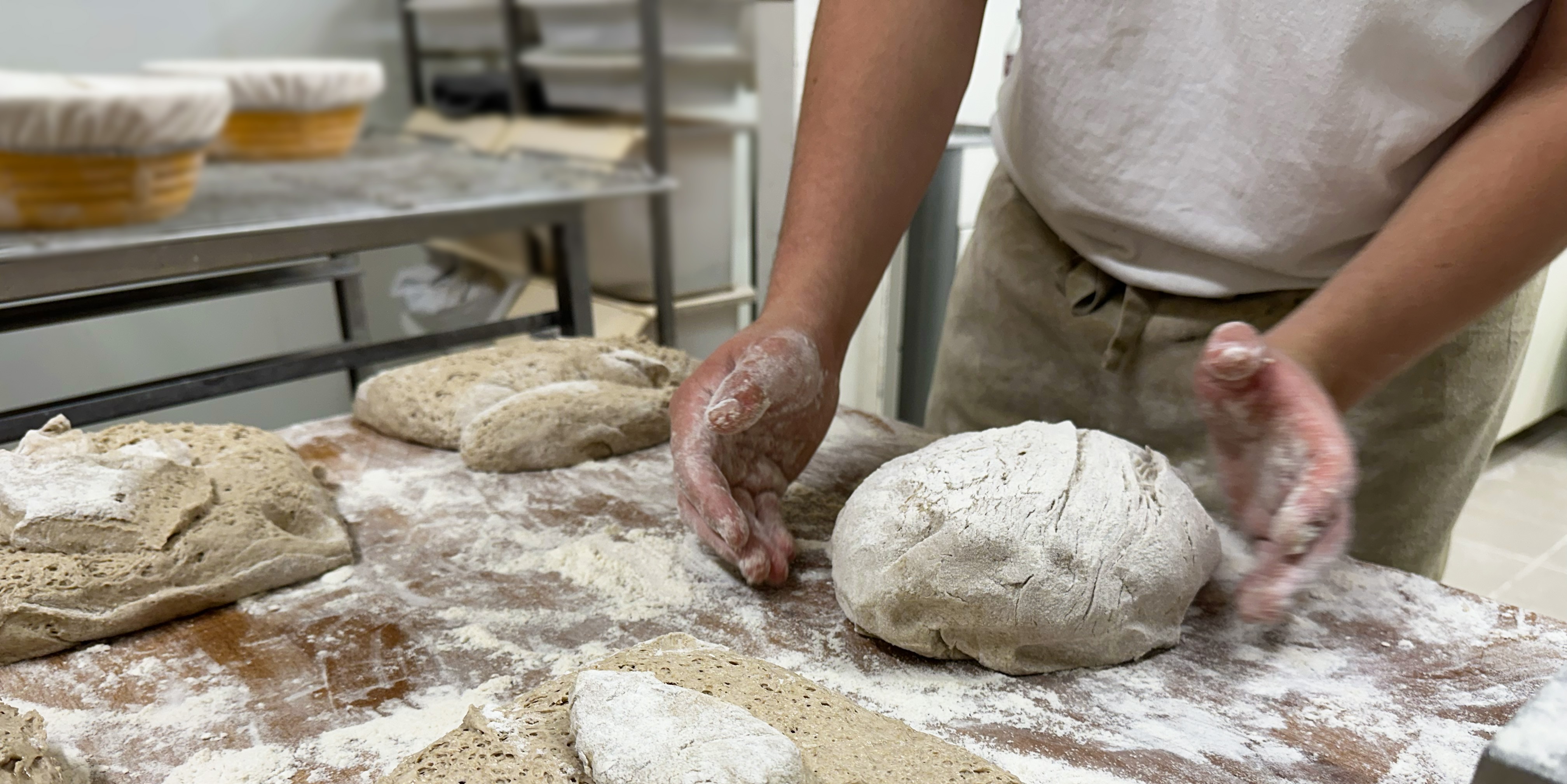 Pétrissage du pain au levain Maison Sans